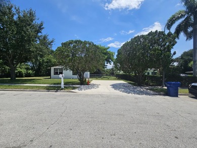 Nicely presented 4 bedroom & 2 bath Home on extra large fenced - photo 3