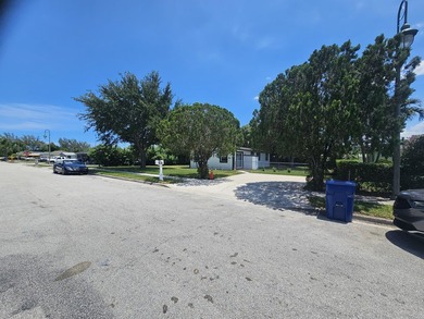 Nicely presented 4 bedroom & 2 bath Home on extra large fenced - photo 4