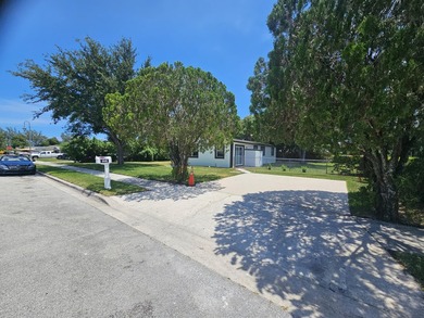 Nicely presented 4 bedroom & 2 bath Home on extra large fenced - photo 5