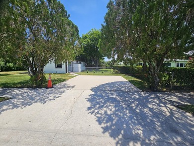 Nicely presented 4 bedroom & 2 bath Home on extra large fenced - photo 6