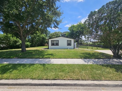 Nicely presented 4 bedroom & 2 bath Home on extra large fenced - photo 7