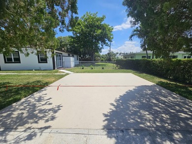 Nicely presented 4 bedroom & 2 bath Home on extra large fenced - photo 10