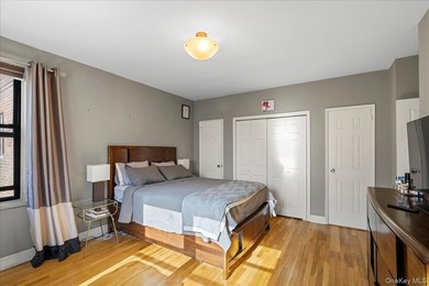 The Versailles a move-in ready 1 bedroom/1 bathroom Co-op in the - photo 4