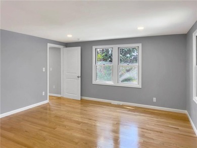 Final price drop! Gorgeous, exceptionally renovated 3+ bedroom - photo 11