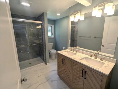 Final price drop! Gorgeous, exceptionally renovated 3+ bedroom - photo 12
