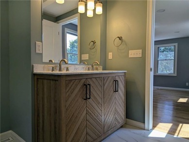 Final price drop! Gorgeous, exceptionally renovated 3+ bedroom - photo 13