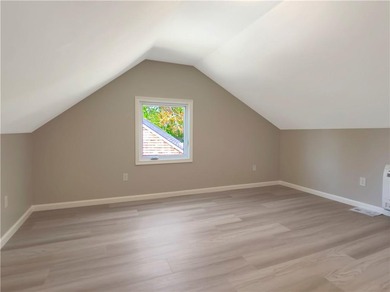 Final price drop! Gorgeous, exceptionally renovated 3+ bedroom - photo 14