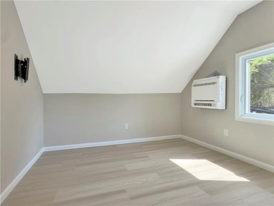 Final price drop! Gorgeous, exceptionally renovated 3+ bedroom - photo 17
