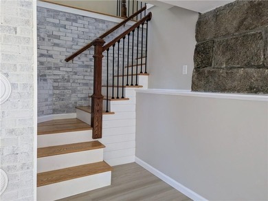 Final price drop! Gorgeous, exceptionally renovated 3+ bedroom - photo 18