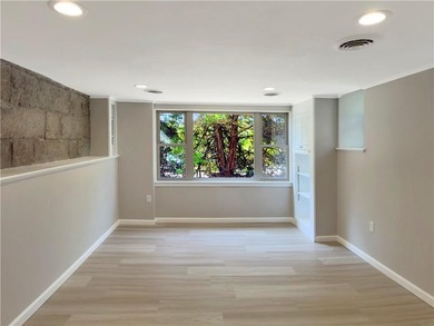 Final price drop! Gorgeous, exceptionally renovated 3+ bedroom - photo 21