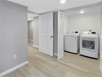 Final price drop! Gorgeous, exceptionally renovated 3+ bedroom - photo 22