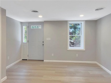 Final price drop! Gorgeous, exceptionally renovated 3+ bedroom - photo 23