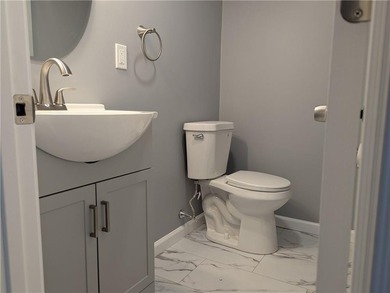Final price drop! Gorgeous, exceptionally renovated 3+ bedroom - photo 24