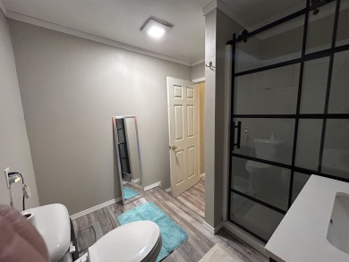 Great business opportunity in a popular tourist town! Revamped