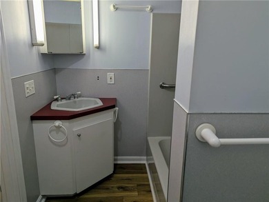 Final price drop! Gorgeous, exceptionally renovated 3+ bedroom - photo 33