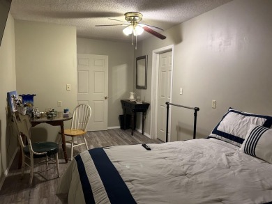 Great business opportunity in a popular tourist town! Revamped