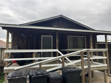 Great business opportunity in a popular tourist town! Revamped