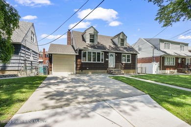 Extremely well-maintained 2-family Cape in the heart of Dongan - photo 34