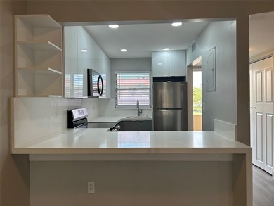 PRICED TO SELL! RENOVATED 2 BED/2 BATH CONDO IN SUNRISE LAKES - photo 2