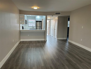 PRICED TO SELL! RENOVATED 2 BED/2 BATH CONDO IN SUNRISE LAKES - photo 3