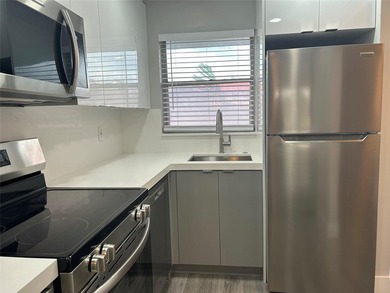 PRICED TO SELL! RENOVATED 2 BED/2 BATH CONDO IN SUNRISE LAKES - photo 6