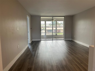 PRICED TO SELL! RENOVATED 2 BED/2 BATH CONDO IN SUNRISE LAKES - photo 7