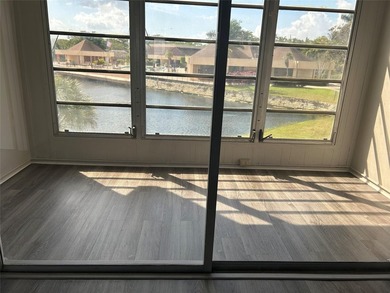 PRICED TO SELL! RENOVATED 2 BED/2 BATH CONDO IN SUNRISE LAKES - photo 8