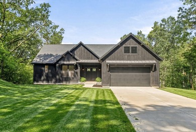Experience New Construction luxury living on desirable Red Oak - photo 1