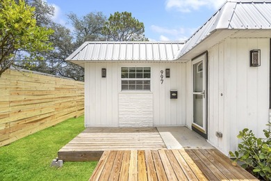 Move right into this beautifully renovated 2-bedroom, 2-bath - photo 33