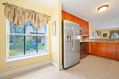 Beautiful, freshly painted two-story corner-unit townhouse - photo 8