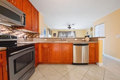 Beautiful, freshly painted two-story corner-unit townhouse - photo 9