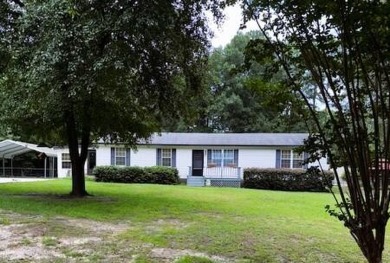 Nicely maintained 3/bed, 2/bath home situated on 1.2 acres very - Lake Home For Sale in Thomson, Georgia