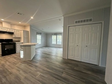 Your everyday escape starts here! Own this spacious 2 bed/2 bath - photo 2