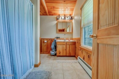 LAKEFRONT LOG HOME with 500+ feet of shoreline on 2.25 acres, NO - photo 20