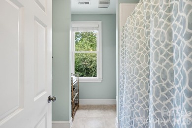 Perfectly positioned on a large, private, beautifully landscaped - photo 33