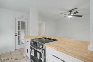 Adorable home in Diamondhead featuring stainless steel - photo 11