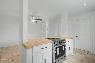 Adorable home in Diamondhead featuring stainless steel - photo 12
