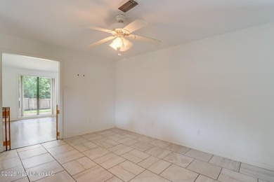 Adorable home in Diamondhead featuring stainless steel - photo 27