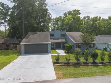 Adorable home in Diamondhead featuring stainless steel - photo 32