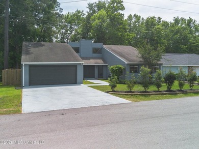 Adorable home in Diamondhead featuring stainless steel - photo 33