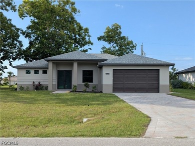 Move in ready! Beautiful new custom upgraded open floor plan - photo 1