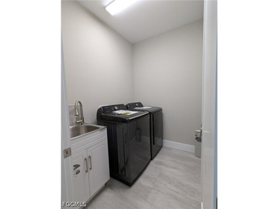 Move in ready! Beautiful new custom upgraded open floor plan - photo 8