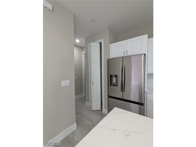 Move in ready! Beautiful new custom upgraded open floor plan - photo 5