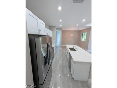 Move in ready! Beautiful new custom upgraded open floor plan - photo 6