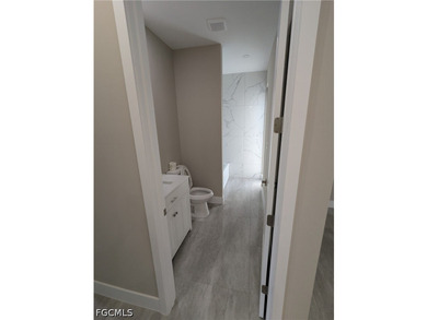 Move in ready! Beautiful new custom upgraded open floor plan - photo 7