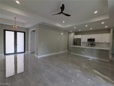 Move in ready! Beautiful new custom upgraded open floor plan - photo 8