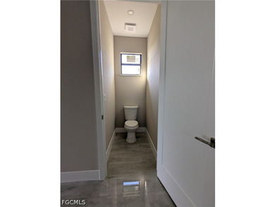 Move in ready! Beautiful new custom upgraded open floor plan - photo 10