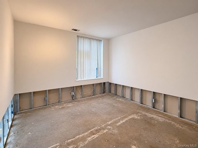 GROUND FLOOR apartment with sun drenched balcony and private - photo 11