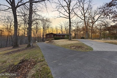 Prime location meets endless potential! This well maintained 3 - photo 2
