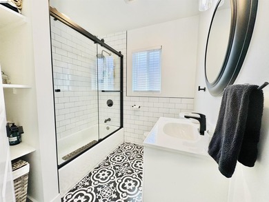 Stylishly updated 2-bedroom, 1-bath home in Oakland offering - photo 8